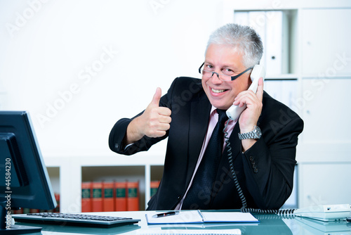 Photo: erfolgreicher seniorchef am telefon erfolgreicher seniorchef am telefon