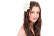 hübsches mädchen mit blüte im haar