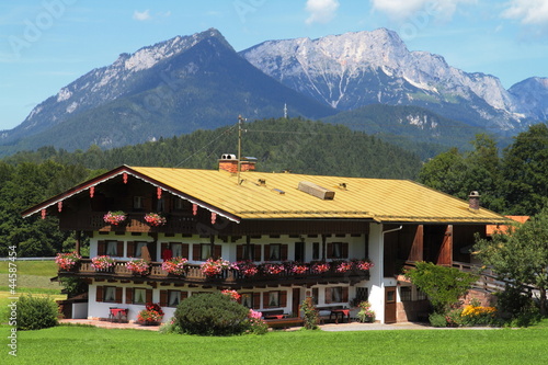 Photo: Haus in den Alpen mit Bergen Haus in den Alpen mit Bergen