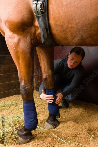 Photo: Apply bandages Apply bandages