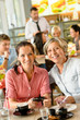Foto: Mother and daughter relaxing in a cafe Mother and daughter relaxing in a cafe