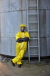 Foto: portrait of fully protected professional at large silo portrait of fully protected professional at large silo