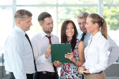 Photo: Business people discussing. Everyday setting Business people discussing. Everyday setting