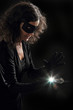 femme volant un diamant