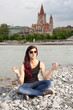 Frau meditiert / Wien