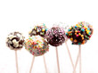 Cake Pops vor weissem Hintergrund