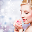 attraktive junge blonde Frau mit Rose