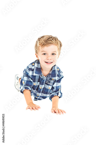 Photo: Kleiner Junge beim Liegestützen machen Kleiner Junge beim Liegestützen machen