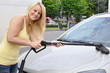 Junge Frau bei Autowäsche