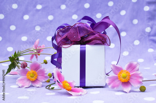 Photo: kleines Geschenk mit Blüten kleines Geschenk mit Blüten