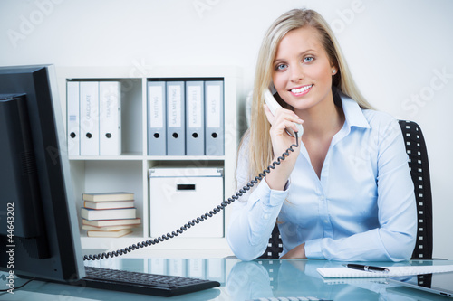 Photo: verwaltungsangestellte spricht am telefon verwaltungsangestellte spricht am telefon