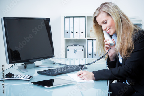 Photo: kundenservice notiert eine bestellung kundenservice notiert eine bestellung