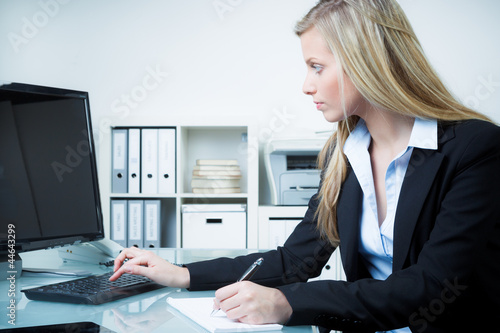 Photo: vesicherungsangestellte bei der arbeit vesicherungsangestellte bei der arbeit