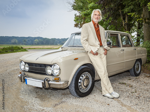 Foto: man in front of his car man in front of his car