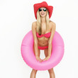 Frau im Bikini mit Schwimmreifen