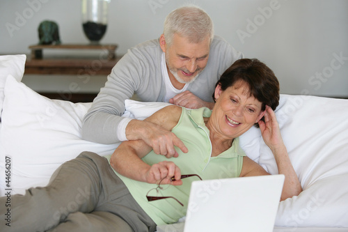 Foto: Senior couple with a laptop Senior couple with a laptop