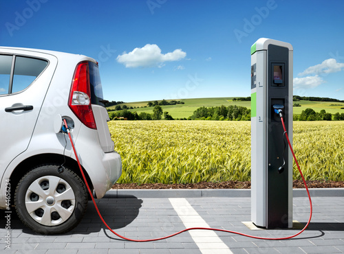 Photo: E-Car an Ladestation vor Landschaft E-Car an Ladestation vor Landschaft