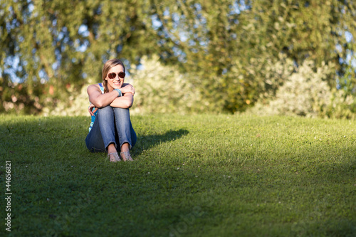 Photo: Frau im Park Frau im Park