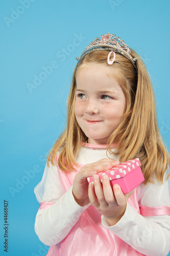 Photo: Geburtstagskind mit Geschenk Geburtstagskind mit Geschenk