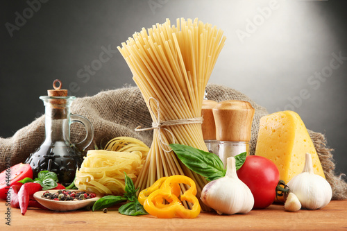 Foto: Pasta spaghetti, vegetables and spices, Pasta spaghetti, vegetables and spices,