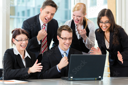 Foto: Business - Besprechung von Geschäftsleuten in einem Büro Business - Besprechung von Geschäftsleuten in einem Büro
