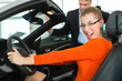 Junge Frau im Auto - Cabrio - in Autohaus