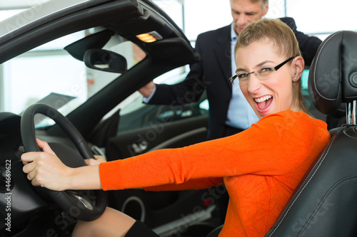 Photo: Junge Frau im Auto - Cabrio - in Autohaus Junge Frau im Auto - Cabrio - in Autohaus