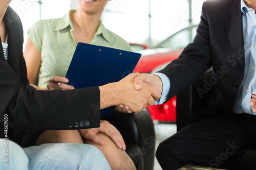 Photo: Handschlag im Autohaus vor Auto Handschlag im Autohaus vor Auto