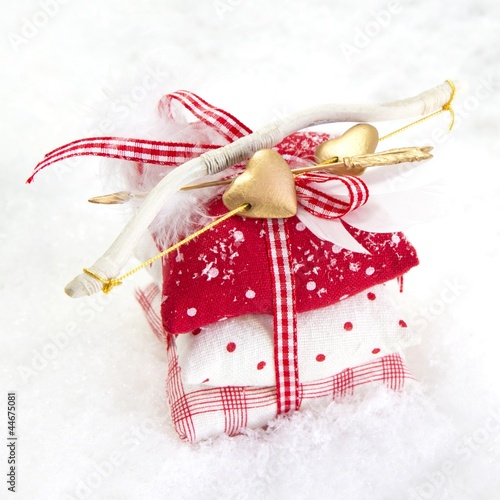 Photo: Ein Geschenk mit Pfeil und Bogen Ein Geschenk mit Pfeil und Bogen