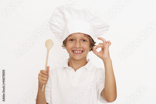 Photo: kleiner Junge kocht kleiner Junge kocht