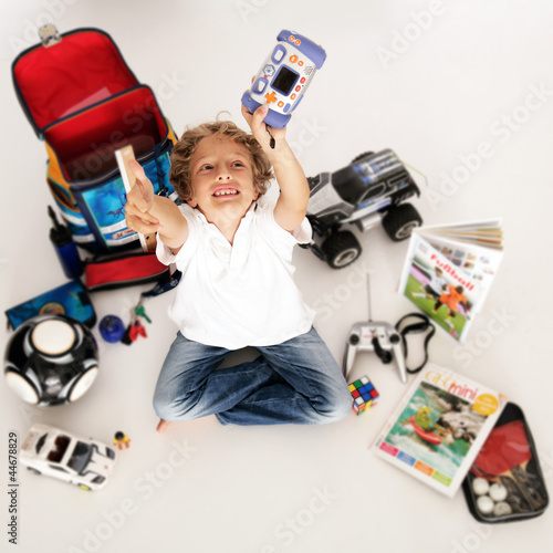 Photo: Schulkind beim Spielen Schulkind beim Spielen