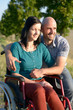 Mann und Frau im Rollstuhl
