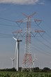 Stromleitung und Windkraftanlage