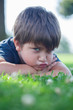 Photo: bambino coricato nel prato bambino coricato nel prato