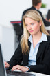 hübsche junge businessfrau