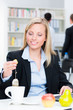 entspannt im büro einen tee trinken