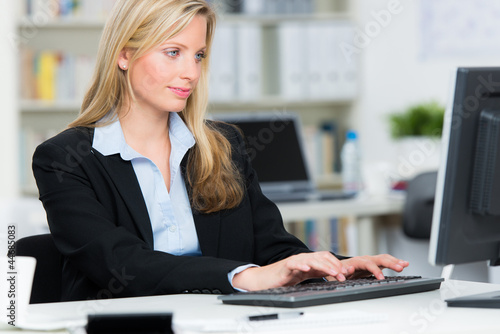 Photo: verwaltungsangestellte bei der arbeit verwaltungsangestellte bei der arbeit