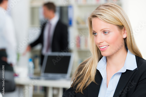 Photo: blonde junge mitarbeiterin blonde junge mitarbeiterin