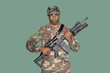 Foto: Portrait of a young African American US Marine Corps soldier with M4 assault rifle over green background Portrait of a young African American US Marine Corps soldier with M4 assault rifle over green background