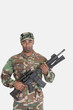 Foto: Portrait of young African American US Marine Corps soldier with M4 assault rifle over gray background Portrait of young African American US Marine Corps soldier with M4 assault rifle over gray background