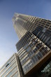 Hochhaus mit Glasfassade in einem Businessvierten
