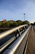 Brücke über einen Teich in der Großstadt