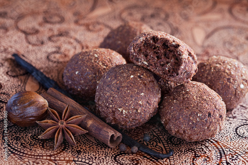 Foto: Oatmeal, bran and chocolate cookies with spices, selective focus Oatmeal, bran and chocolate cookies with spices, selective focus