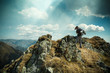 Foto: Young man hiking and taking photos from the top of the mountains Young man hiking and taking photos from the top of the mountains