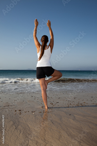 Frau beim Yoga am Strand I