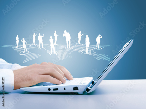 Foto: Computer keyboard and social media images Computer keyboard and social media images