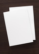 Foto: stack of white blank magazines on wooden background stack of white blank magazines on wooden background