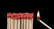 Encendiendo cerillos,un cerillo encendido,inflamable.