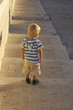Junge auf Treppe