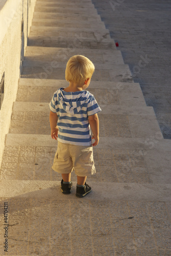 Photo: Junge auf Treppe Junge auf Treppe